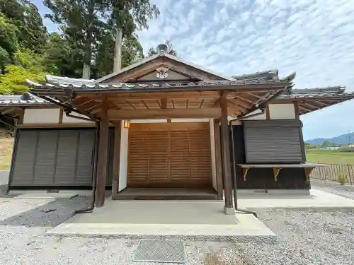 五百井神社の{uncategorized: "未分類", other: "その他", undefined: "問題あり", building: "その他建物", grave: "お墓", sacred_gate: "鳥居", guardian: "狛犬", statue: "像", buddha: "仏像", history: "歴史", nature: "自然", garden: "庭園", animal: "動物", pagoda: "塔", temizu: "手水舎", mountain_gate: "山門・神門", sanctuary: "本殿・本堂", subordinate: "末社・摂社", art: "芸術", scenery: "景色", jizo: "地蔵", ema: "絵馬", goshuin: "御朱印", omikuji: "おみくじ", items: "授与品その他", amulet: "お守り", goshuincho: "御朱印帳", eats: "食事", festival: "お祭り", votive_dance: "神楽", shichigosan: "七五三参", wedding: "結婚式", experience: "体験その他", initially: "初詣", around: "周辺", anti_infection: "感染症対策"}