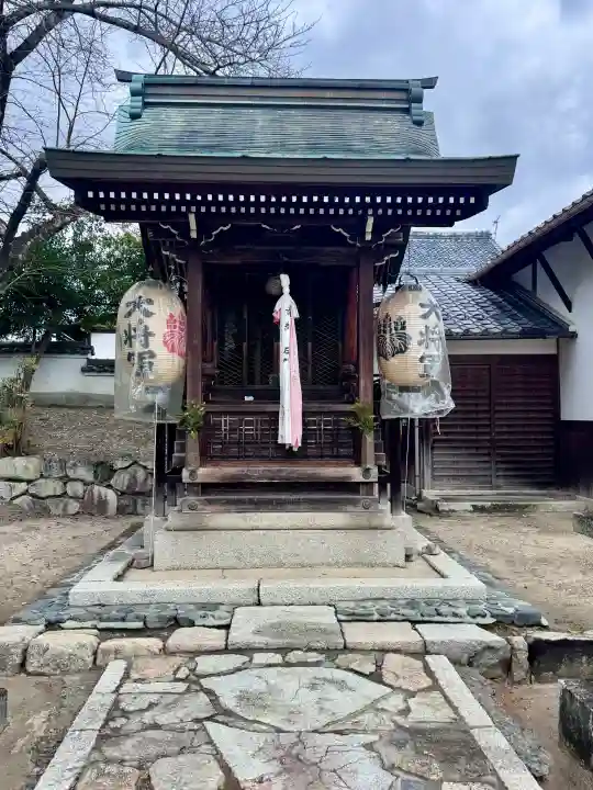 大将軍神社の{uncategorized: "未分類", other: "その他", undefined: "問題あり", building: "その他建物", grave: "お墓", sacred_gate: "鳥居", guardian: "狛犬", statue: "像", buddha: "仏像", history: "歴史", nature: "自然", garden: "庭園", animal: "動物", pagoda: "塔", temizu: "手水舎", mountain_gate: "山門・神門", sanctuary: "本殿・本堂", subordinate: "末社・摂社", art: "芸術", scenery: "景色", jizo: "地蔵", ema: "絵馬", goshuin: "御朱印", omikuji: "おみくじ", items: "授与品その他", amulet: "お守り", goshuincho: "御朱印帳", eats: "食事", festival: "お祭り", votive_dance: "神楽", shichigosan: "七五三参", wedding: "結婚式", experience: "体験その他", initially: "初詣", around: "周辺", anti_infection: "感染症対策"}