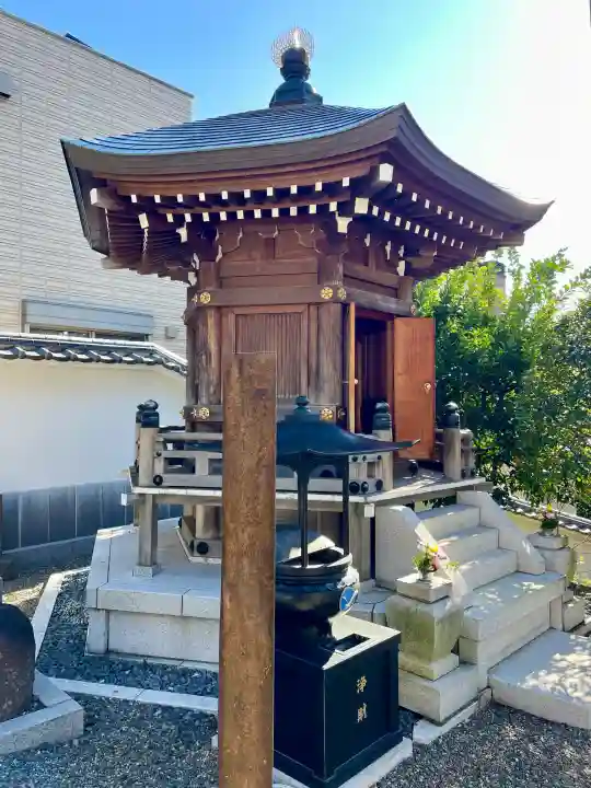 法雲寺の{uncategorized: "未分類", other: "その他", undefined: "問題あり", building: "その他建物", grave: "お墓", sacred_gate: "鳥居", guardian: "狛犬", statue: "像", buddha: "仏像", history: "歴史", nature: "自然", garden: "庭園", animal: "動物", pagoda: "塔", temizu: "手水舎", mountain_gate: "山門・神門", sanctuary: "本殿・本堂", subordinate: "末社・摂社", art: "芸術", scenery: "景色", jizo: "地蔵", ema: "絵馬", goshuin: "御朱印", omikuji: "おみくじ", items: "授与品その他", amulet: "お守り", goshuincho: "御朱印帳", eats: "食事", festival: "お祭り", votive_dance: "神楽", shichigosan: "七五三参", wedding: "結婚式", experience: "体験その他", initially: "初詣", around: "周辺", anti_infection: "感染症対策"}