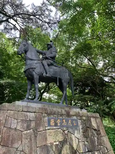 高山神社の像