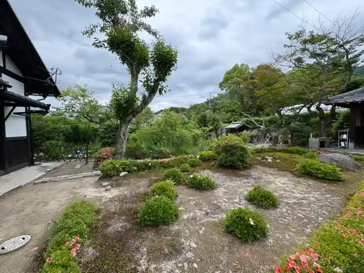 禅華院の{uncategorized: "未分類", other: "その他", undefined: "問題あり", building: "その他建物", grave: "お墓", sacred_gate: "鳥居", guardian: "狛犬", statue: "像", buddha: "仏像", history: "歴史", nature: "自然", garden: "庭園", animal: "動物", pagoda: "塔", temizu: "手水舎", mountain_gate: "山門・神門", sanctuary: "本殿・本堂", subordinate: "末社・摂社", art: "芸術", scenery: "景色", jizo: "地蔵", ema: "絵馬", goshuin: "御朱印", omikuji: "おみくじ", items: "授与品その他", amulet: "お守り", goshuincho: "御朱印帳", eats: "食事", festival: "お祭り", votive_dance: "神楽", shichigosan: "七五三参", wedding: "結婚式", experience: "体験その他", initially: "初詣", around: "周辺", anti_infection: "感染症対策"}