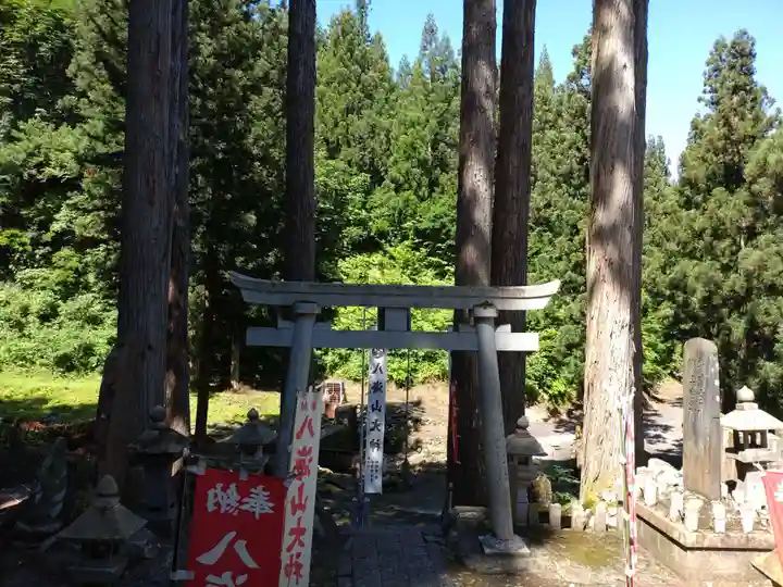 八海山坂本神社の鳥居