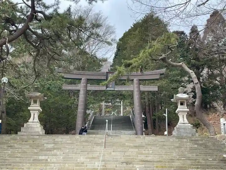 函館八幡宮の{uncategorized: "未分類", other: "その他", undefined: "問題あり", building: "その他建物", grave: "お墓", sacred_gate: "鳥居", guardian: "狛犬", statue: "像", buddha: "仏像", history: "歴史", nature: "自然", garden: "庭園", animal: "動物", pagoda: "塔", temizu: "手水舎", mountain_gate: "山門・神門", sanctuary: "本殿・本堂", subordinate: "末社・摂社", art: "芸術", scenery: "景色", jizo: "地蔵", ema: "絵馬", goshuin: "御朱印", omikuji: "おみくじ", items: "授与品その他", amulet: "お守り", goshuincho: "御朱印帳", eats: "食事", festival: "お祭り", votive_dance: "神楽", shichigosan: "七五三参", wedding: "結婚式", experience: "体験その他", initially: "初詣", around: "周辺", anti_infection: "感染症対策"}