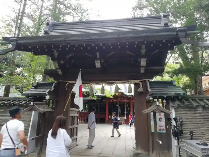 赤坂氷川神社の山門・神門