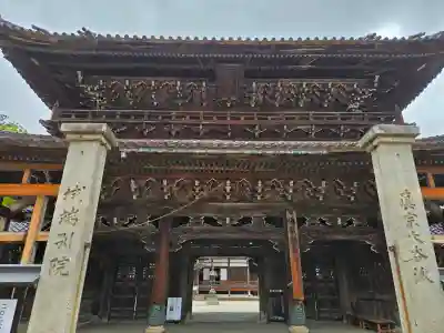 城端別院善徳寺の{uncategorized: "未分類", other: "その他", undefined: "問題あり", building: "その他建物", grave: "お墓", sacred_gate: "鳥居", guardian: "狛犬", statue: "像", buddha: "仏像", history: "歴史", nature: "自然", garden: "庭園", animal: "動物", pagoda: "塔", temizu: "手水舎", mountain_gate: "山門・神門", sanctuary: "本殿・本堂", subordinate: "末社・摂社", art: "芸術", scenery: "景色", jizo: "地蔵", ema: "絵馬", goshuin: "御朱印", omikuji: "おみくじ", items: "授与品その他", amulet: "お守り", goshuincho: "御朱印帳", eats: "食事", festival: "お祭り", votive_dance: "神楽", shichigosan: "七五三参", wedding: "結婚式", experience: "体験その他", initially: "初詣", around: "周辺", anti_infection: "感染症対策"}