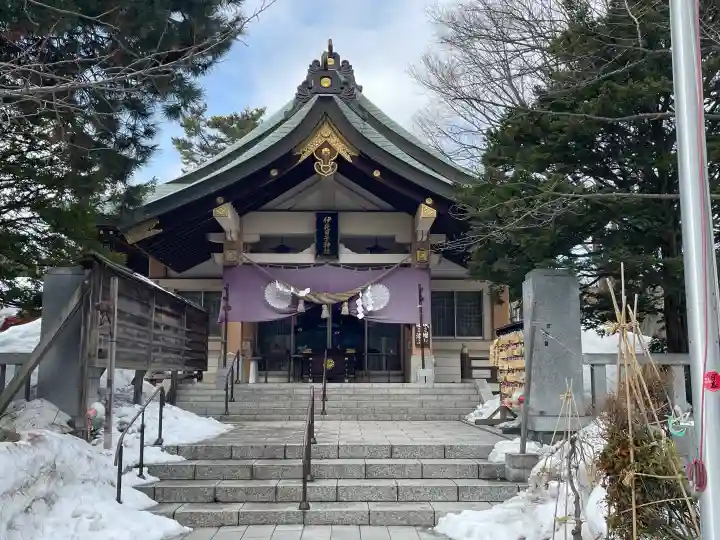 彌彦神社 (伊夜日子神社)の{uncategorized: "未分類", other: "その他", undefined: "問題あり", building: "その他建物", grave: "お墓", sacred_gate: "鳥居", guardian: "狛犬", statue: "像", buddha: "仏像", history: "歴史", nature: "自然", garden: "庭園", animal: "動物", pagoda: "塔", temizu: "手水舎", mountain_gate: "山門・神門", sanctuary: "本殿・本堂", subordinate: "末社・摂社", art: "芸術", scenery: "景色", jizo: "地蔵", ema: "絵馬", goshuin: "御朱印", omikuji: "おみくじ", items: "授与品その他", amulet: "お守り", goshuincho: "御朱印帳", eats: "食事", festival: "お祭り", votive_dance: "神楽", shichigosan: "七五三参", wedding: "結婚式", experience: "体験その他", initially: "初詣", around: "周辺", anti_infection: "感染症対策"}