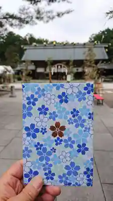 記念の御朱印帳を頂いて来ました～　ヽ(=´▽`=)ﾉ 
標準サイズで、ページには薄っすらとブルーの桜の模様が入っております。 
次はゴールドシールの満開を目指します。 
後、６枚。ゴールドシールは限定御朱印の時しか頂けないので、先は長いですね。