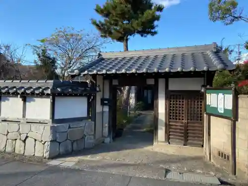 一条山宝蓮寺の山門