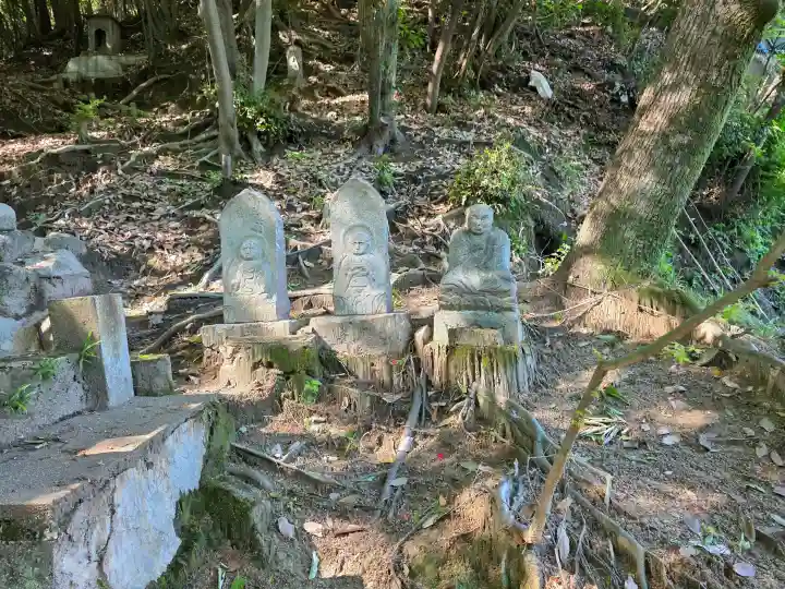 蓮華寺の{uncategorized: "未分類", other: "その他", undefined: "問題あり", building: "その他建物", grave: "お墓", sacred_gate: "鳥居", guardian: "狛犬", statue: "像", buddha: "仏像", history: "歴史", nature: "自然", garden: "庭園", animal: "動物", pagoda: "塔", temizu: "手水舎", mountain_gate: "山門・神門", sanctuary: "本殿・本堂", subordinate: "末社・摂社", art: "芸術", scenery: "景色", jizo: "地蔵", ema: "絵馬", goshuin: "御朱印", omikuji: "おみくじ", items: "授与品その他", amulet: "お守り", goshuincho: "御朱印帳", eats: "食事", festival: "お祭り", votive_dance: "神楽", shichigosan: "七五三参", wedding: "結婚式", experience: "体験その他", initially: "初詣", around: "周辺", anti_infection: "感染症対策"}