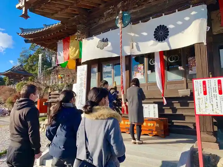 埼玉厄除け開運大師・龍泉寺(切り絵御朱印発祥の寺)の本殿・本堂