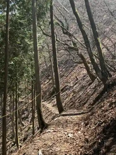 三峯神社奥宮の{uncategorized: "未分類", other: "その他", undefined: "問題あり", building: "その他建物", grave: "お墓", sacred_gate: "鳥居", guardian: "狛犬", statue: "像", buddha: "仏像", history: "歴史", nature: "自然", garden: "庭園", animal: "動物", pagoda: "塔", temizu: "手水舎", mountain_gate: "山門・神門", sanctuary: "本殿・本堂", subordinate: "末社・摂社", art: "芸術", scenery: "景色", jizo: "地蔵", ema: "絵馬", goshuin: "御朱印", omikuji: "おみくじ", items: "授与品その他", amulet: "お守り", goshuincho: "御朱印帳", eats: "食事", festival: "お祭り", votive_dance: "神楽", shichigosan: "七五三参", wedding: "結婚式", experience: "体験その他", initially: "初詣", around: "周辺", anti_infection: "感染症対策"}