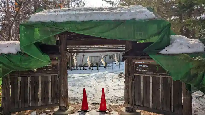 白石神社の山門・神門