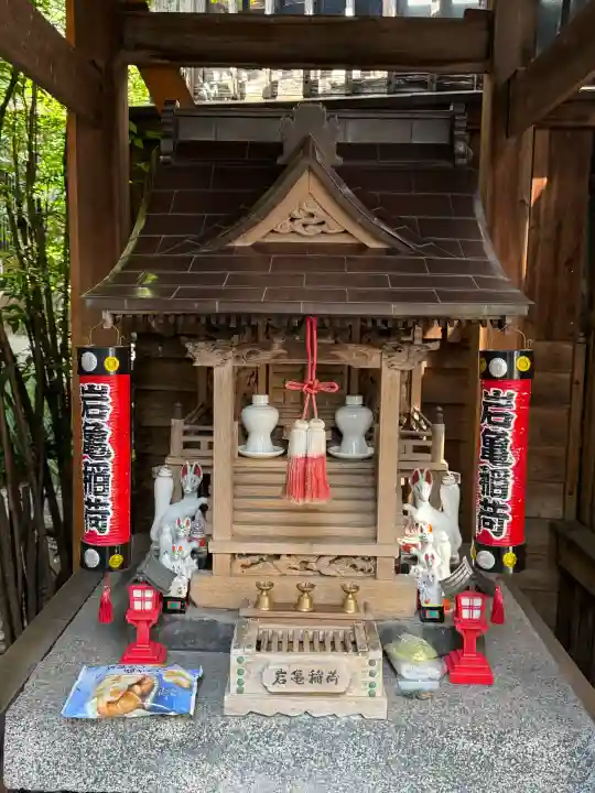 岩亀稲荷社の{uncategorized: "未分類", other: "その他", undefined: "問題あり", building: "その他建物", grave: "お墓", sacred_gate: "鳥居", guardian: "狛犬", statue: "像", buddha: "仏像", history: "歴史", nature: "自然", garden: "庭園", animal: "動物", pagoda: "塔", temizu: "手水舎", mountain_gate: "山門・神門", sanctuary: "本殿・本堂", subordinate: "末社・摂社", art: "芸術", scenery: "景色", jizo: "地蔵", ema: "絵馬", goshuin: "御朱印", omikuji: "おみくじ", items: "授与品その他", amulet: "お守り", goshuincho: "御朱印帳", eats: "食事", festival: "お祭り", votive_dance: "神楽", shichigosan: "七五三参", wedding: "結婚式", experience: "体験その他", initially: "初詣", around: "周辺", anti_infection: "感染症対策"}