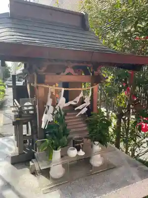 黄金水稲荷（の祠）の{uncategorized: "未分類", other: "その他", undefined: "問題あり", building: "その他建物", grave: "お墓", sacred_gate: "鳥居", guardian: "狛犬", statue: "像", buddha: "仏像", history: "歴史", nature: "自然", garden: "庭園", animal: "動物", pagoda: "塔", temizu: "手水舎", mountain_gate: "山門・神門", sanctuary: "本殿・本堂", subordinate: "末社・摂社", art: "芸術", scenery: "景色", jizo: "地蔵", ema: "絵馬", goshuin: "御朱印", omikuji: "おみくじ", items: "授与品その他", amulet: "お守り", goshuincho: "御朱印帳", eats: "食事", festival: "お祭り", votive_dance: "神楽", shichigosan: "七五三参", wedding: "結婚式", experience: "体験その他", initially: "初詣", around: "周辺", anti_infection: "感染症対策"}