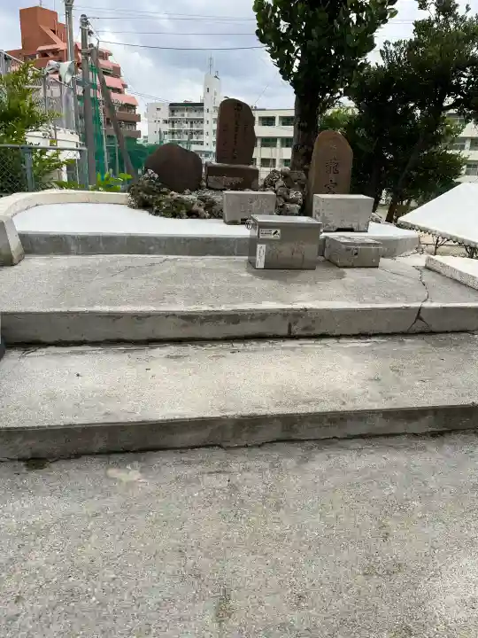 天久宮の{uncategorized: "未分類", other: "その他", undefined: "問題あり", building: "その他建物", grave: "お墓", sacred_gate: "鳥居", guardian: "狛犬", statue: "像", buddha: "仏像", history: "歴史", nature: "自然", garden: "庭園", animal: "動物", pagoda: "塔", temizu: "手水舎", mountain_gate: "山門・神門", sanctuary: "本殿・本堂", subordinate: "末社・摂社", art: "芸術", scenery: "景色", jizo: "地蔵", ema: "絵馬", goshuin: "御朱印", omikuji: "おみくじ", items: "授与品その他", amulet: "お守り", goshuincho: "御朱印帳", eats: "食事", festival: "お祭り", votive_dance: "神楽", shichigosan: "七五三参", wedding: "結婚式", experience: "体験その他", initially: "初詣", around: "周辺", anti_infection: "感染症対策"}