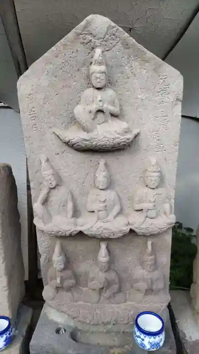 供養塔の仏像