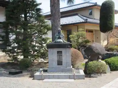了源寺の像