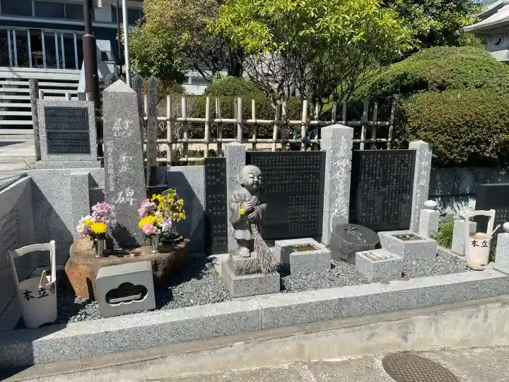 本立寺の{uncategorized: "未分類", other: "その他", undefined: "問題あり", building: "その他建物", grave: "お墓", sacred_gate: "鳥居", guardian: "狛犬", statue: "像", buddha: "仏像", history: "歴史", nature: "自然", garden: "庭園", animal: "動物", pagoda: "塔", temizu: "手水舎", mountain_gate: "山門・神門", sanctuary: "本殿・本堂", subordinate: "末社・摂社", art: "芸術", scenery: "景色", jizo: "地蔵", ema: "絵馬", goshuin: "御朱印", omikuji: "おみくじ", items: "授与品その他", amulet: "お守り", goshuincho: "御朱印帳", eats: "食事", festival: "お祭り", votive_dance: "神楽", shichigosan: "七五三参", wedding: "結婚式", experience: "体験その他", initially: "初詣", around: "周辺", anti_infection: "感染症対策"}