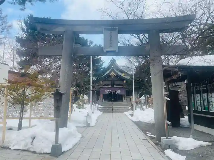 彌彦神社 (伊夜日子神社)の{uncategorized: "未分類", other: "その他", undefined: "問題あり", building: "その他建物", grave: "お墓", sacred_gate: "鳥居", guardian: "狛犬", statue: "像", buddha: "仏像", history: "歴史", nature: "自然", garden: "庭園", animal: "動物", pagoda: "塔", temizu: "手水舎", mountain_gate: "山門・神門", sanctuary: "本殿・本堂", subordinate: "末社・摂社", art: "芸術", scenery: "景色", jizo: "地蔵", ema: "絵馬", goshuin: "御朱印", omikuji: "おみくじ", items: "授与品その他", amulet: "お守り", goshuincho: "御朱印帳", eats: "食事", festival: "お祭り", votive_dance: "神楽", shichigosan: "七五三参", wedding: "結婚式", experience: "体験その他", initially: "初詣", around: "周辺", anti_infection: "感染症対策"}