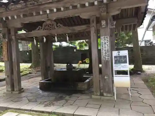 雄山神社中宮祈願殿の手水舎