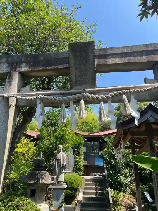 横浜御嶽神社の{uncategorized: "未分類", other: "その他", undefined: "問題あり", building: "その他建物", grave: "お墓", sacred_gate: "鳥居", guardian: "狛犬", statue: "像", buddha: "仏像", history: "歴史", nature: "自然", garden: "庭園", animal: "動物", pagoda: "塔", temizu: "手水舎", mountain_gate: "山門・神門", sanctuary: "本殿・本堂", subordinate: "末社・摂社", art: "芸術", scenery: "景色", jizo: "地蔵", ema: "絵馬", goshuin: "御朱印", omikuji: "おみくじ", items: "授与品その他", amulet: "お守り", goshuincho: "御朱印帳", eats: "食事", festival: "お祭り", votive_dance: "神楽", shichigosan: "七五三参", wedding: "結婚式", experience: "体験その他", initially: "初詣", around: "周辺", anti_infection: "感染症対策"}
