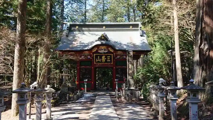 三峯神社の山門・神門