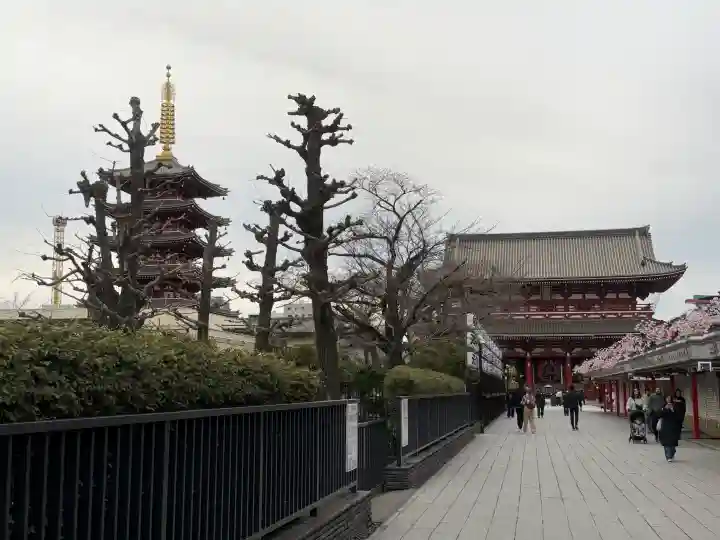 浅草寺の{uncategorized: "未分類", other: "その他", undefined: "問題あり", building: "その他建物", grave: "お墓", sacred_gate: "鳥居", guardian: "狛犬", statue: "像", buddha: "仏像", history: "歴史", nature: "自然", garden: "庭園", animal: "動物", pagoda: "塔", temizu: "手水舎", mountain_gate: "山門・神門", sanctuary: "本殿・本堂", subordinate: "末社・摂社", art: "芸術", scenery: "景色", jizo: "地蔵", ema: "絵馬", goshuin: "御朱印", omikuji: "おみくじ", items: "授与品その他", amulet: "お守り", goshuincho: "御朱印帳", eats: "食事", festival: "お祭り", votive_dance: "神楽", shichigosan: "七五三参", wedding: "結婚式", experience: "体験その他", initially: "初詣", around: "周辺", anti_infection: "感染症対策"}