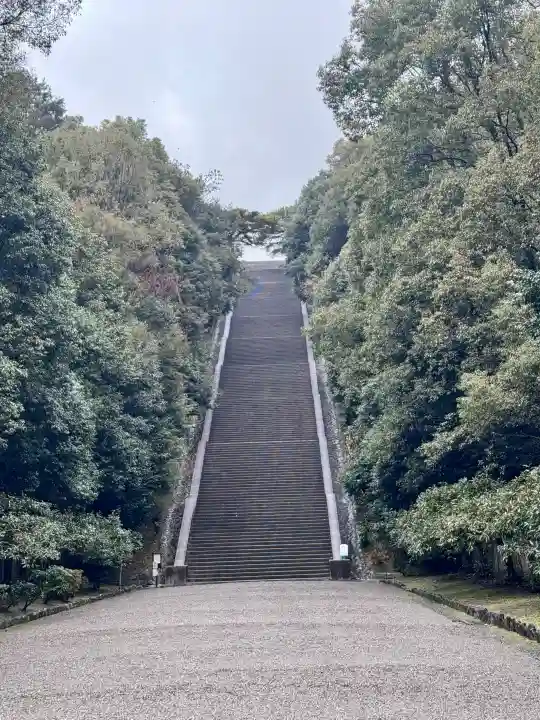 明治天皇伏見桃山陵の{uncategorized: "未分類", other: "その他", undefined: "問題あり", building: "その他建物", grave: "お墓", sacred_gate: "鳥居", guardian: "狛犬", statue: "像", buddha: "仏像", history: "歴史", nature: "自然", garden: "庭園", animal: "動物", pagoda: "塔", temizu: "手水舎", mountain_gate: "山門・神門", sanctuary: "本殿・本堂", subordinate: "末社・摂社", art: "芸術", scenery: "景色", jizo: "地蔵", ema: "絵馬", goshuin: "御朱印", omikuji: "おみくじ", items: "授与品その他", amulet: "お守り", goshuincho: "御朱印帳", eats: "食事", festival: "お祭り", votive_dance: "神楽", shichigosan: "七五三参", wedding: "結婚式", experience: "体験その他", initially: "初詣", around: "周辺", anti_infection: "感染症対策"}