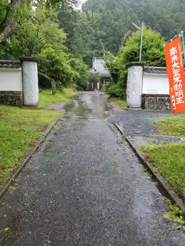 華藏寺(梅澤不動尊) の山門