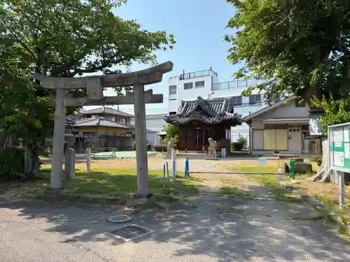 三石天満神社の{uncategorized: "未分類", other: "その他", undefined: "問題あり", building: "その他建物", grave: "お墓", sacred_gate: "鳥居", guardian: "狛犬", statue: "像", buddha: "仏像", history: "歴史", nature: "自然", garden: "庭園", animal: "動物", pagoda: "塔", temizu: "手水舎", mountain_gate: "山門・神門", sanctuary: "本殿・本堂", subordinate: "末社・摂社", art: "芸術", scenery: "景色", jizo: "地蔵", ema: "絵馬", goshuin: "御朱印", omikuji: "おみくじ", items: "授与品その他", amulet: "お守り", goshuincho: "御朱印帳", eats: "食事", festival: "お祭り", votive_dance: "神楽", shichigosan: "七五三参", wedding: "結婚式", experience: "体験その他", initially: "初詣", around: "周辺", anti_infection: "感染症対策"}