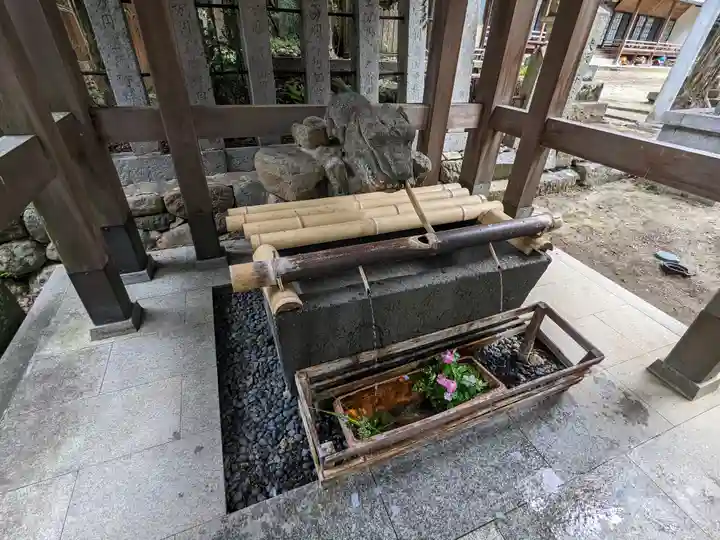 宇流冨志禰神社の手水舎