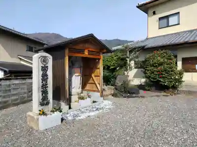 樫本神社（大原野神社境外摂社）の{uncategorized: "未分類", other: "その他", undefined: "問題あり", building: "その他建物", grave: "お墓", sacred_gate: "鳥居", guardian: "狛犬", statue: "像", buddha: "仏像", history: "歴史", nature: "自然", garden: "庭園", animal: "動物", pagoda: "塔", temizu: "手水舎", mountain_gate: "山門・神門", sanctuary: "本殿・本堂", subordinate: "末社・摂社", art: "芸術", scenery: "景色", jizo: "地蔵", ema: "絵馬", goshuin: "御朱印", omikuji: "おみくじ", items: "授与品その他", amulet: "お守り", goshuincho: "御朱印帳", eats: "食事", festival: "お祭り", votive_dance: "神楽", shichigosan: "七五三参", wedding: "結婚式", experience: "体験その他", initially: "初詣", around: "周辺", anti_infection: "感染症対策"}