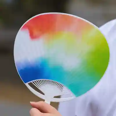 ◎ 虹色の「平和のうちわ」をもれなく贈呈