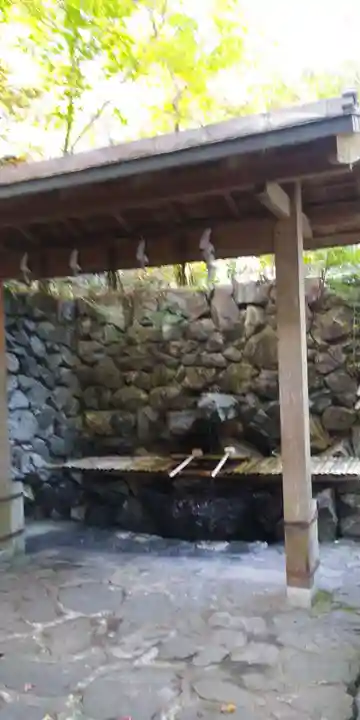 猿丸神社の手水舎