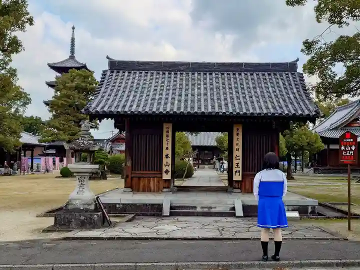 本山寺の山門・神門