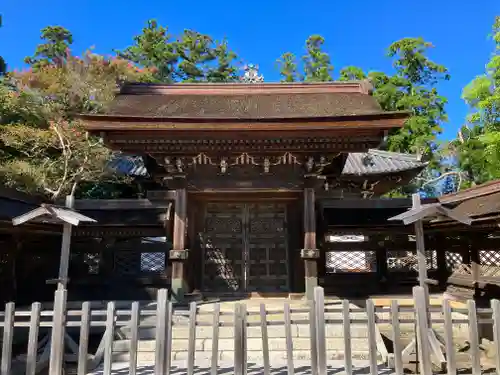本山専修寺の山門・神門