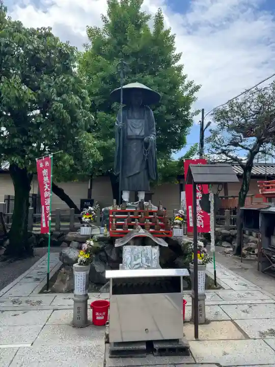東寺(教王護国寺)の{uncategorized: "未分類", other: "その他", undefined: "問題あり", building: "その他建物", grave: "お墓", sacred_gate: "鳥居", guardian: "狛犬", statue: "像", buddha: "仏像", history: "歴史", nature: "自然", garden: "庭園", animal: "動物", pagoda: "塔", temizu: "手水舎", mountain_gate: "山門・神門", sanctuary: "本殿・本堂", subordinate: "末社・摂社", art: "芸術", scenery: "景色", jizo: "地蔵", ema: "絵馬", goshuin: "御朱印", omikuji: "おみくじ", items: "授与品その他", amulet: "お守り", goshuincho: "御朱印帳", eats: "食事", festival: "お祭り", votive_dance: "神楽", shichigosan: "七五三参", wedding: "結婚式", experience: "体験その他", initially: "初詣", around: "周辺", anti_infection: "感染症対策"}