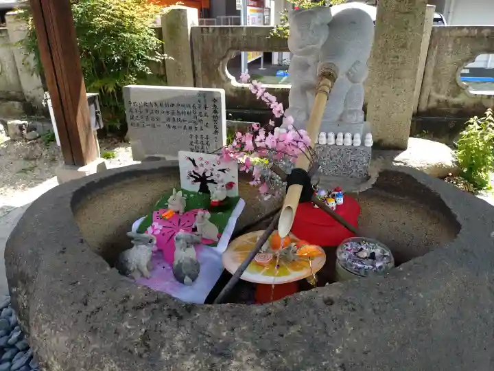 三輪神社の{uncategorized: "未分類", other: "その他", undefined: "問題あり", building: "その他建物", grave: "お墓", sacred_gate: "鳥居", guardian: "狛犬", statue: "像", buddha: "仏像", history: "歴史", nature: "自然", garden: "庭園", animal: "動物", pagoda: "塔", temizu: "手水舎", mountain_gate: "山門・神門", sanctuary: "本殿・本堂", subordinate: "末社・摂社", art: "芸術", scenery: "景色", jizo: "地蔵", ema: "絵馬", goshuin: "御朱印", omikuji: "おみくじ", items: "授与品その他", amulet: "お守り", goshuincho: "御朱印帳", eats: "食事", festival: "お祭り", votive_dance: "神楽", shichigosan: "七五三参", wedding: "結婚式", experience: "体験その他", initially: "初詣", around: "周辺", anti_infection: "感染症対策"}
