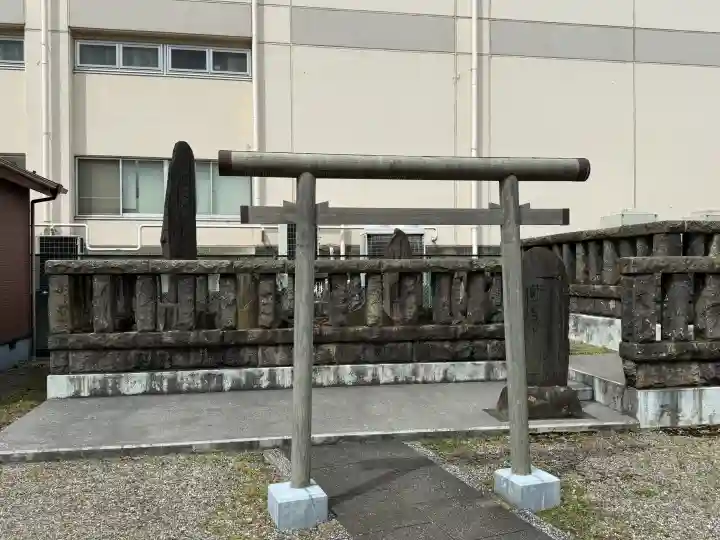 小松川神社の{uncategorized: "未分類", other: "その他", undefined: "問題あり", building: "その他建物", grave: "お墓", sacred_gate: "鳥居", guardian: "狛犬", statue: "像", buddha: "仏像", history: "歴史", nature: "自然", garden: "庭園", animal: "動物", pagoda: "塔", temizu: "手水舎", mountain_gate: "山門・神門", sanctuary: "本殿・本堂", subordinate: "末社・摂社", art: "芸術", scenery: "景色", jizo: "地蔵", ema: "絵馬", goshuin: "御朱印", omikuji: "おみくじ", items: "授与品その他", amulet: "お守り", goshuincho: "御朱印帳", eats: "食事", festival: "お祭り", votive_dance: "神楽", shichigosan: "七五三参", wedding: "結婚式", experience: "体験その他", initially: "初詣", around: "周辺", anti_infection: "感染症対策"}