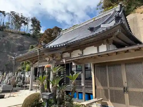 津慶寺の本殿・本堂