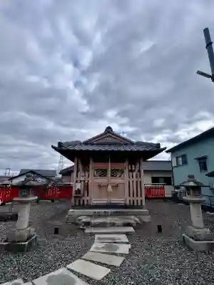 石占井神社の{uncategorized: "未分類", other: "その他", undefined: "問題あり", building: "その他建物", grave: "お墓", sacred_gate: "鳥居", guardian: "狛犬", statue: "像", buddha: "仏像", history: "歴史", nature: "自然", garden: "庭園", animal: "動物", pagoda: "塔", temizu: "手水舎", mountain_gate: "山門・神門", sanctuary: "本殿・本堂", subordinate: "末社・摂社", art: "芸術", scenery: "景色", jizo: "地蔵", ema: "絵馬", goshuin: "御朱印", omikuji: "おみくじ", items: "授与品その他", amulet: "お守り", goshuincho: "御朱印帳", eats: "食事", festival: "お祭り", votive_dance: "神楽", shichigosan: "七五三参", wedding: "結婚式", experience: "体験その他", initially: "初詣", around: "周辺", anti_infection: "感染症対策"}