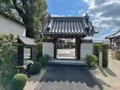 洞泉寺の山門