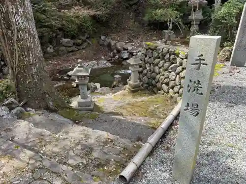  川上山若宮八幡宮の{uncategorized: "未分類", other: "その他", undefined: "問題あり", building: "その他建物", grave: "お墓", sacred_gate: "鳥居", guardian: "狛犬", statue: "像", buddha: "仏像", history: "歴史", nature: "自然", garden: "庭園", animal: "動物", pagoda: "塔", temizu: "手水舎", mountain_gate: "山門・神門", sanctuary: "本殿・本堂", subordinate: "末社・摂社", art: "芸術", scenery: "景色", jizo: "地蔵", ema: "絵馬", goshuin: "御朱印", omikuji: "おみくじ", items: "授与品その他", amulet: "お守り", goshuincho: "御朱印帳", eats: "食事", festival: "お祭り", votive_dance: "神楽", shichigosan: "七五三参", wedding: "結婚式", experience: "体験その他", initially: "初詣", around: "周辺", anti_infection: "感染症対策"}