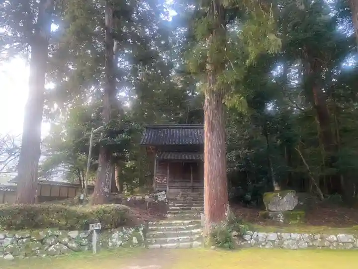 粟鹿神社の{uncategorized: "未分類", other: "その他", undefined: "問題あり", building: "その他建物", grave: "お墓", sacred_gate: "鳥居", guardian: "狛犬", statue: "像", buddha: "仏像", history: "歴史", nature: "自然", garden: "庭園", animal: "動物", pagoda: "塔", temizu: "手水舎", mountain_gate: "山門・神門", sanctuary: "本殿・本堂", subordinate: "末社・摂社", art: "芸術", scenery: "景色", jizo: "地蔵", ema: "絵馬", goshuin: "御朱印", omikuji: "おみくじ", items: "授与品その他", amulet: "お守り", goshuincho: "御朱印帳", eats: "食事", festival: "お祭り", votive_dance: "神楽", shichigosan: "七五三参", wedding: "結婚式", experience: "体験その他", initially: "初詣", around: "周辺", anti_infection: "感染症対策"}