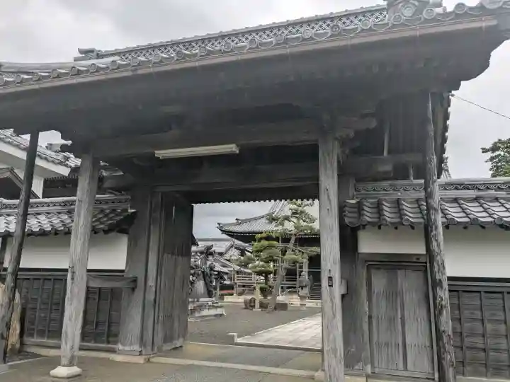 龍本寺の{uncategorized: "未分類", other: "その他", undefined: "問題あり", building: "その他建物", grave: "お墓", sacred_gate: "鳥居", guardian: "狛犬", statue: "像", buddha: "仏像", history: "歴史", nature: "自然", garden: "庭園", animal: "動物", pagoda: "塔", temizu: "手水舎", mountain_gate: "山門・神門", sanctuary: "本殿・本堂", subordinate: "末社・摂社", art: "芸術", scenery: "景色", jizo: "地蔵", ema: "絵馬", goshuin: "御朱印", omikuji: "おみくじ", items: "授与品その他", amulet: "お守り", goshuincho: "御朱印帳", eats: "食事", festival: "お祭り", votive_dance: "神楽", shichigosan: "七五三参", wedding: "結婚式", experience: "体験その他", initially: "初詣", around: "周辺", anti_infection: "感染症対策"}