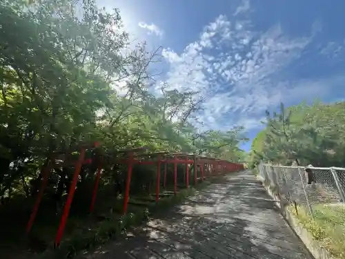 丸高稲荷神社の{uncategorized: "未分類", other: "その他", undefined: "問題あり", building: "その他建物", grave: "お墓", sacred_gate: "鳥居", guardian: "狛犬", statue: "像", buddha: "仏像", history: "歴史", nature: "自然", garden: "庭園", animal: "動物", pagoda: "塔", temizu: "手水舎", mountain_gate: "山門・神門", sanctuary: "本殿・本堂", subordinate: "末社・摂社", art: "芸術", scenery: "景色", jizo: "地蔵", ema: "絵馬", goshuin: "御朱印", omikuji: "おみくじ", items: "授与品その他", amulet: "お守り", goshuincho: "御朱印帳", eats: "食事", festival: "お祭り", votive_dance: "神楽", shichigosan: "七五三参", wedding: "結婚式", experience: "体験その他", initially: "初詣", around: "周辺", anti_infection: "感染症対策"}