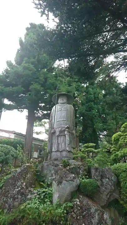 泉明寺の像