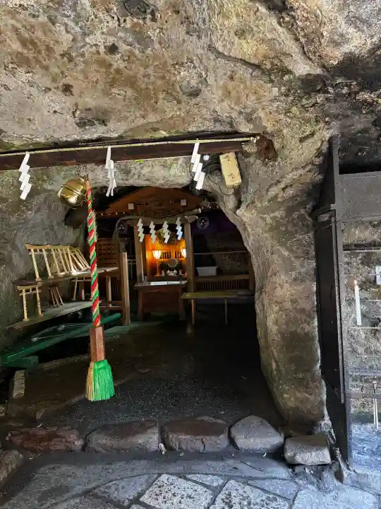 銭洗弁財天宇賀福神社の{uncategorized: "未分類", other: "その他", undefined: "問題あり", building: "その他建物", grave: "お墓", sacred_gate: "鳥居", guardian: "狛犬", statue: "像", buddha: "仏像", history: "歴史", nature: "自然", garden: "庭園", animal: "動物", pagoda: "塔", temizu: "手水舎", mountain_gate: "山門・神門", sanctuary: "本殿・本堂", subordinate: "末社・摂社", art: "芸術", scenery: "景色", jizo: "地蔵", ema: "絵馬", goshuin: "御朱印", omikuji: "おみくじ", items: "授与品その他", amulet: "お守り", goshuincho: "御朱印帳", eats: "食事", festival: "お祭り", votive_dance: "神楽", shichigosan: "七五三参", wedding: "結婚式", experience: "体験その他", initially: "初詣", around: "周辺", anti_infection: "感染症対策"}