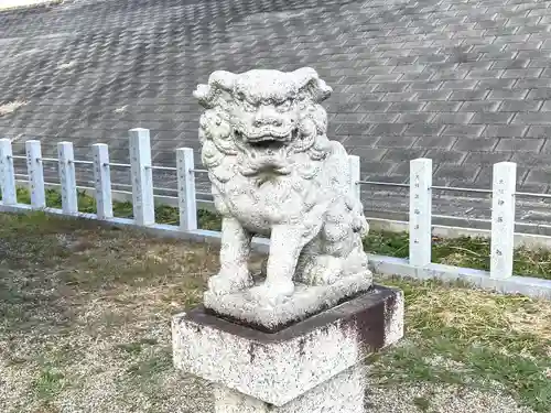 殿名八剣神社の狛犬