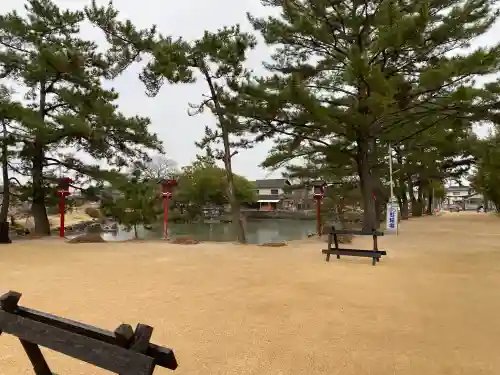 吉備津彦神社の{uncategorized: "未分類", other: "その他", undefined: "問題あり", building: "その他建物", grave: "お墓", sacred_gate: "鳥居", guardian: "狛犬", statue: "像", buddha: "仏像", history: "歴史", nature: "自然", garden: "庭園", animal: "動物", pagoda: "塔", temizu: "手水舎", mountain_gate: "山門・神門", sanctuary: "本殿・本堂", subordinate: "末社・摂社", art: "芸術", scenery: "景色", jizo: "地蔵", ema: "絵馬", goshuin: "御朱印", omikuji: "おみくじ", items: "授与品その他", amulet: "お守り", goshuincho: "御朱印帳", eats: "食事", festival: "お祭り", votive_dance: "神楽", shichigosan: "七五三参", wedding: "結婚式", experience: "体験その他", initially: "初詣", around: "周辺", anti_infection: "感染症対策"}